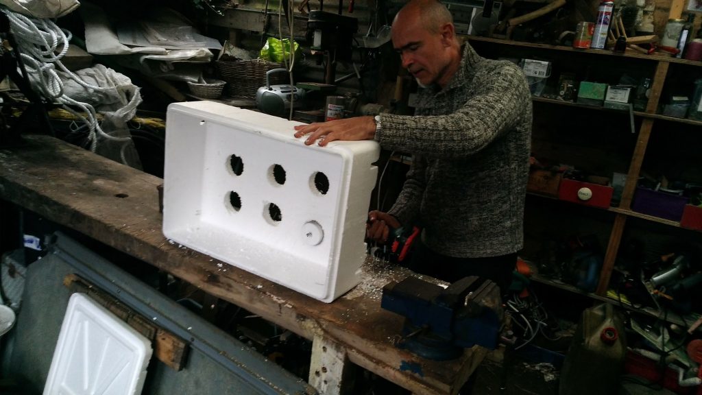 01 - Faire 6 trous dans chaque bac